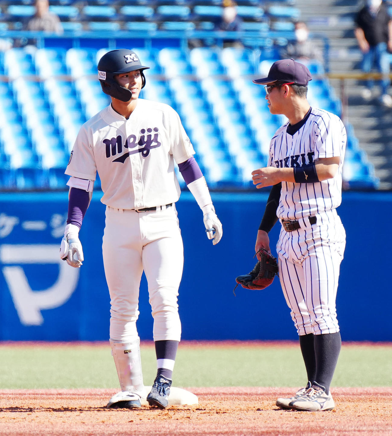 立大対明大　1回裏明大1死三塁、先制適時二塁打を放った宗山（左）（撮影・江口和貴）