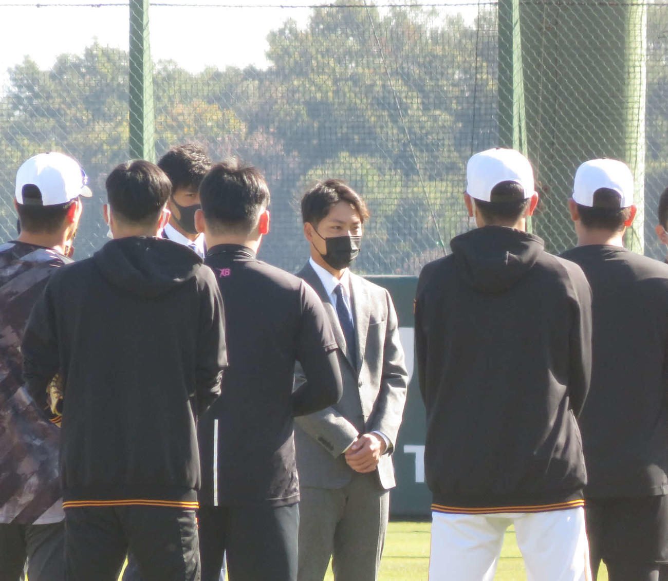 戦力外通告を受けた沼田（中央奥）らがスーツ姿で巨人ナインにあいさつ（撮影・小早川宗一郎）