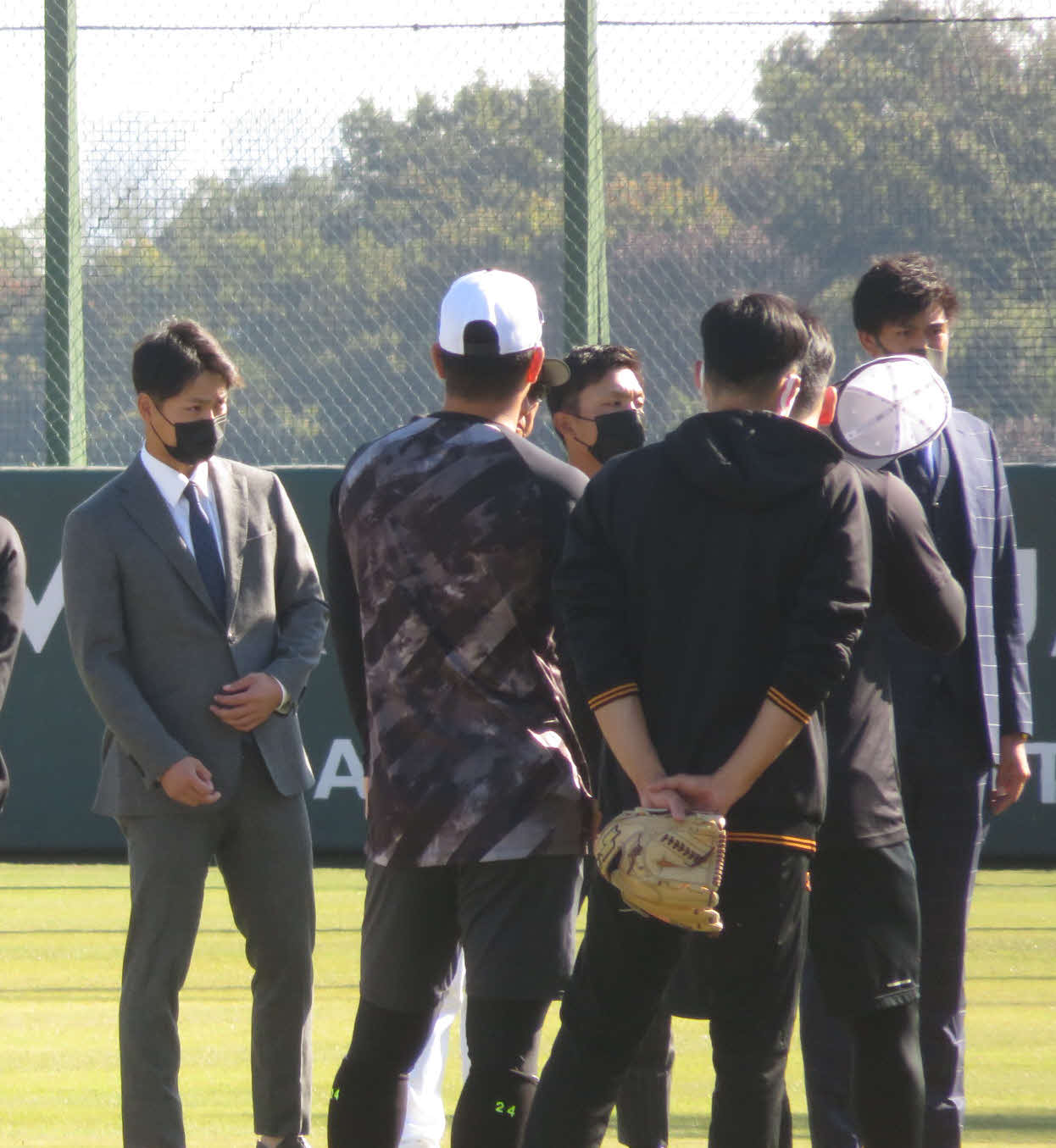 戦力外通告を受けた沼田（左奥）平間（中央奥）与那原（右奥）がスーツ姿で巨人ナインにあいさつ（撮影・小早川宗一郎）
