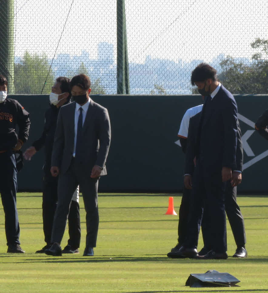 戦力外通告を受けた沼田（左）与那原（右）らがスーツ姿で巨人ナインにあいさつ（撮影・小早川宗一郎）