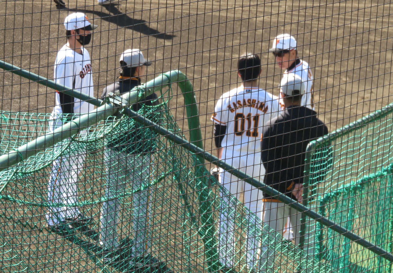 シート打撃に登板した育成の巨人笠島は原監督（右奥）にアドバイスを受ける（撮影・小早川宗一郎）