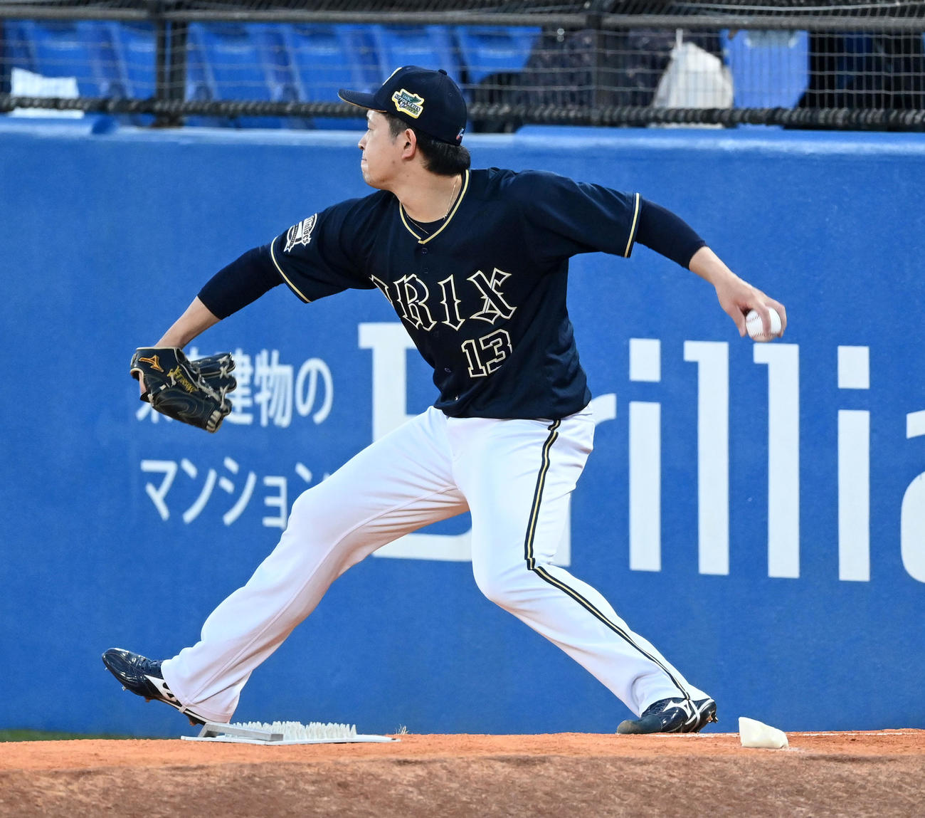 ヤクルト対オリックス　ブルペンで投球練習を行う宮城（撮影・前岡正明）