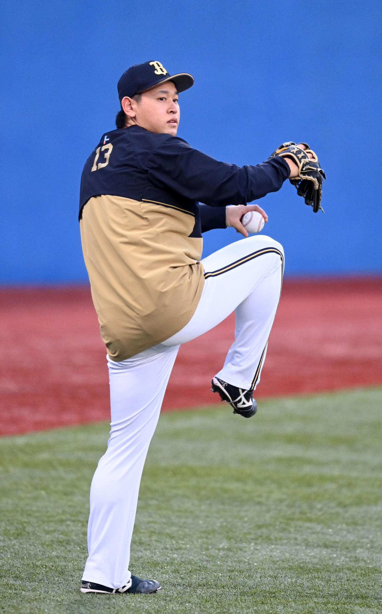 ヤクルト対オリックス　キャッチボールを行う宮城（撮影・前岡正明）