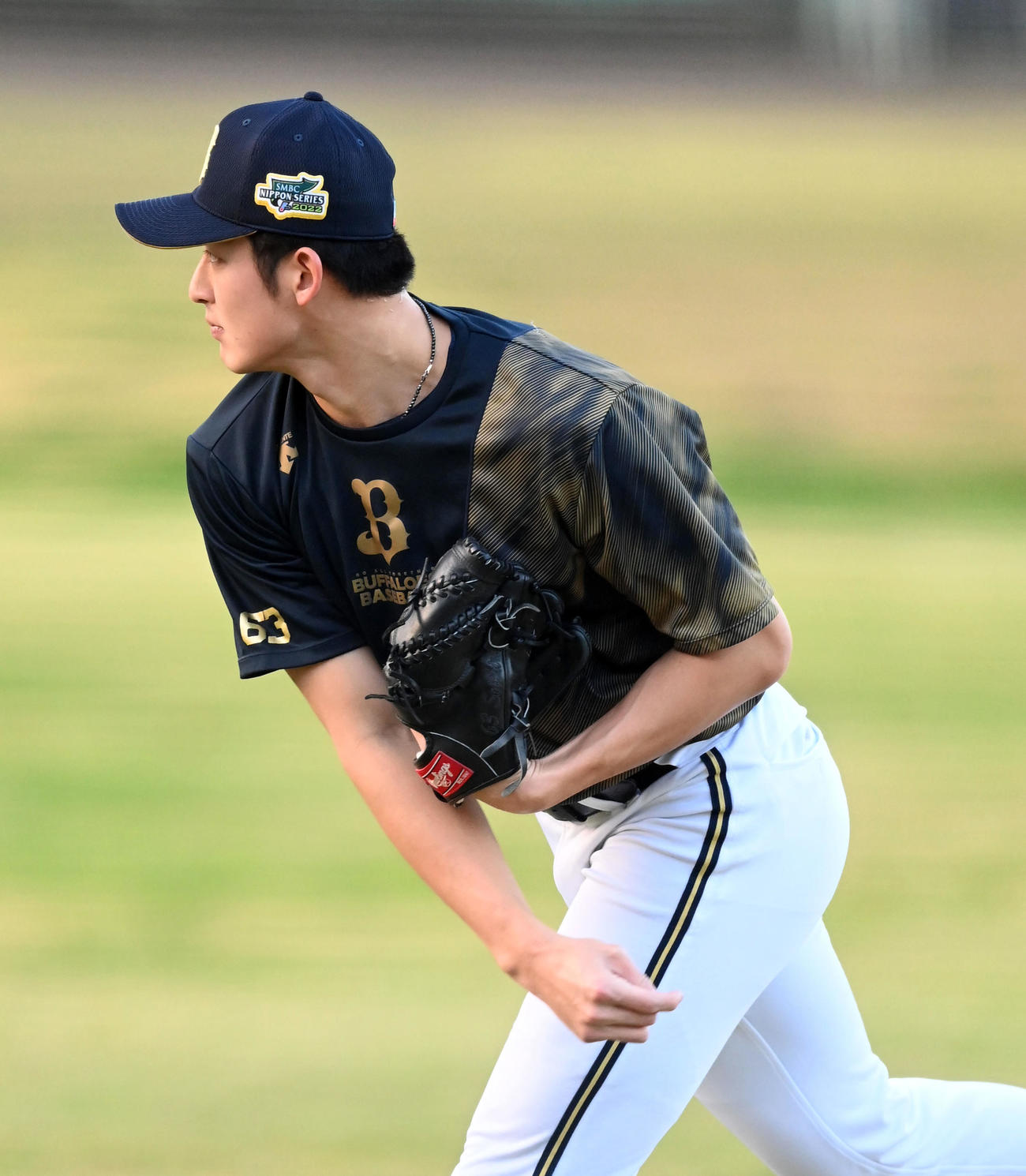 ヤクルト対オリックス　キャッチボールを行う山崎颯（撮影・前岡正明）