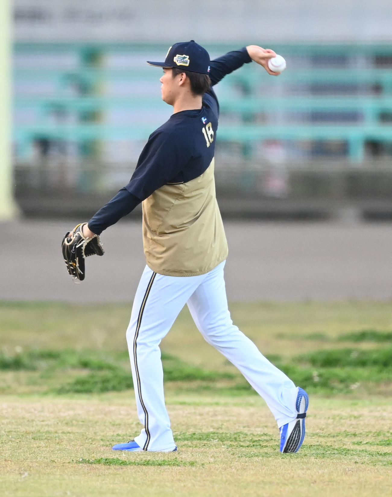 ヤクルト対オリックス　キャッチボールを行う山本（撮影・前岡正明）