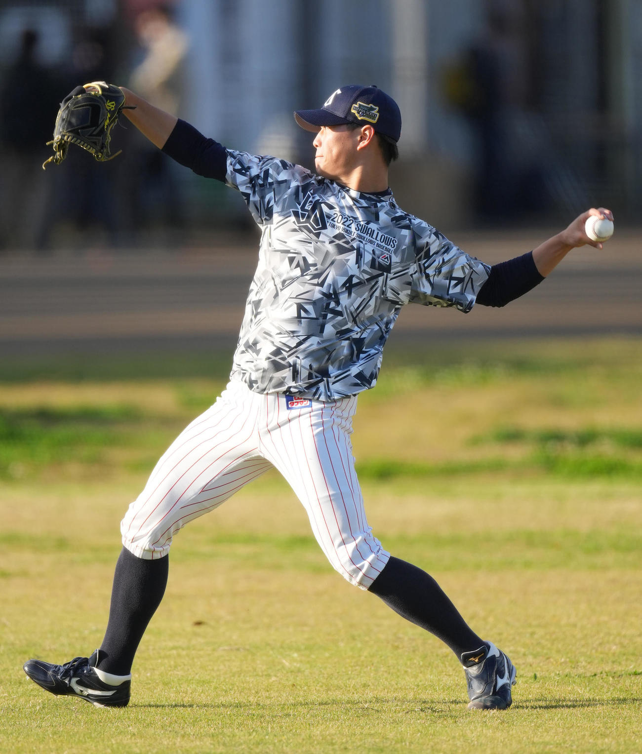 ヤクルト対オリックス　試合前練習でキャッチボールするヤクルト高橋（撮影・鈴木みどり）
