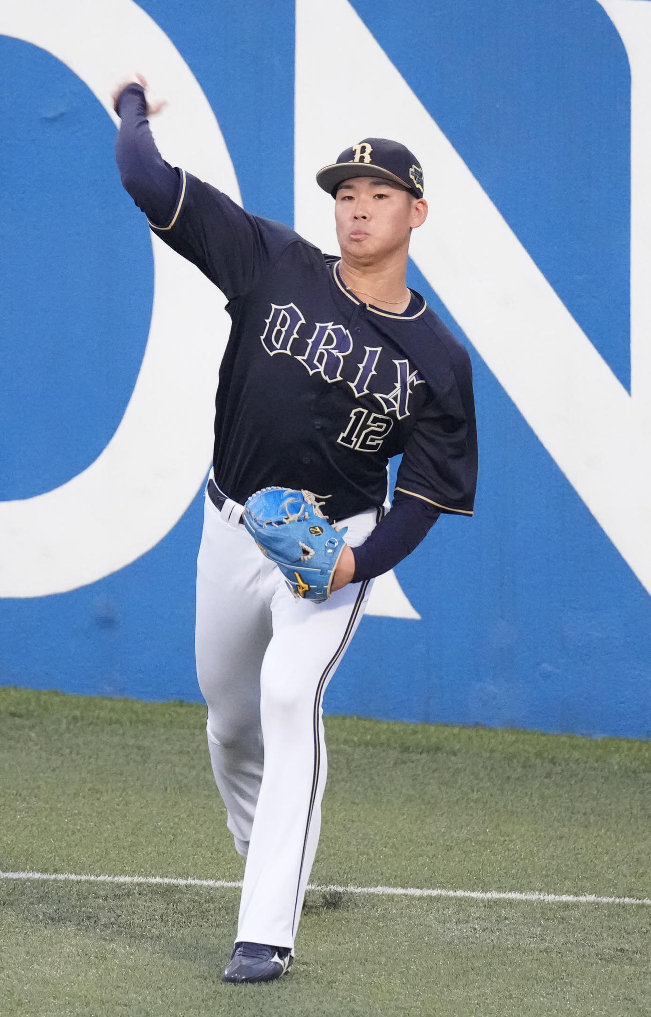 ヤクルト対オリックス　試合前練習でキャッチボールするオリックス山下（撮影・鈴木みどり）