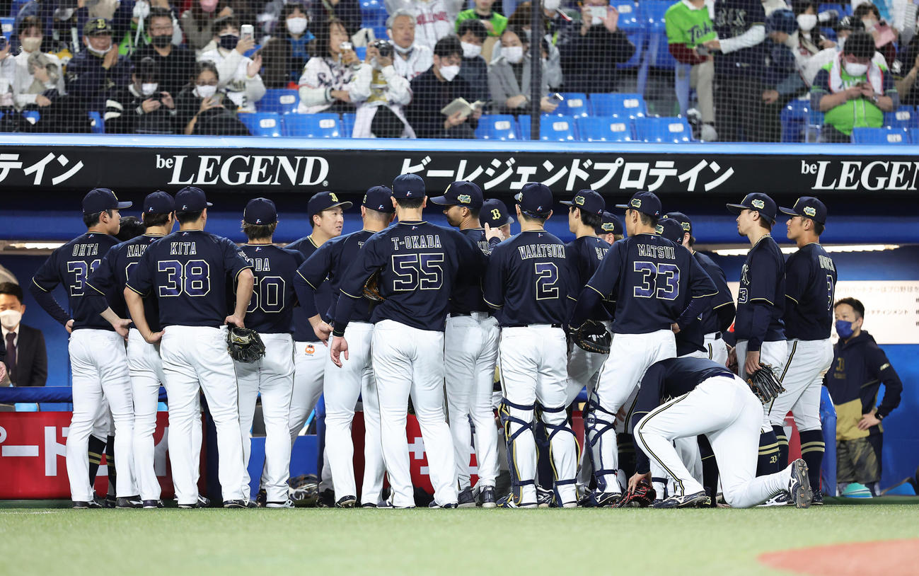 試合前、円陣を組むオリックス（撮影・足立雅史）