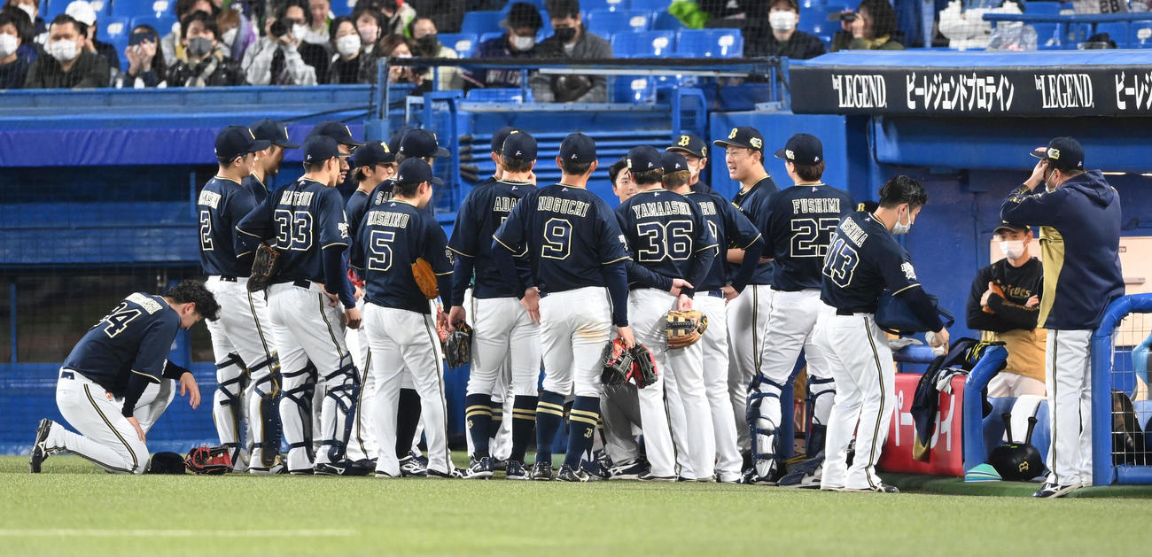 ヤクルト対オリックス　試合前、円陣を組むオリックスナイン（撮影・前岡正明）