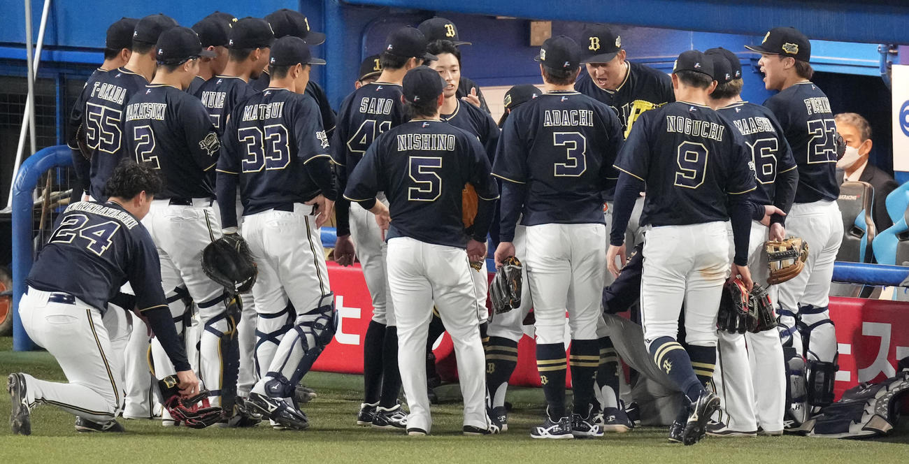 ヤクルト対オリックス　試合前、円陣で声出しするオリックス杉本（撮影・鈴木みどり）