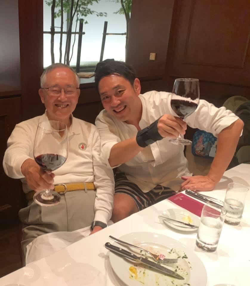 ワインをたしなむオリックス宮内オーナー（左）と息子の修さん（修さん提供）