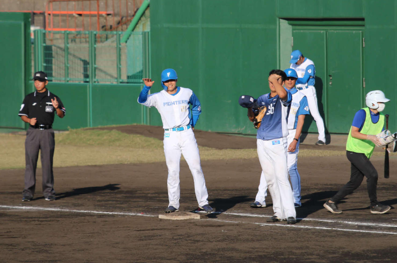 8回、右前打を放った日本ハム清宮は笑顔（撮影・中島宙恵）
