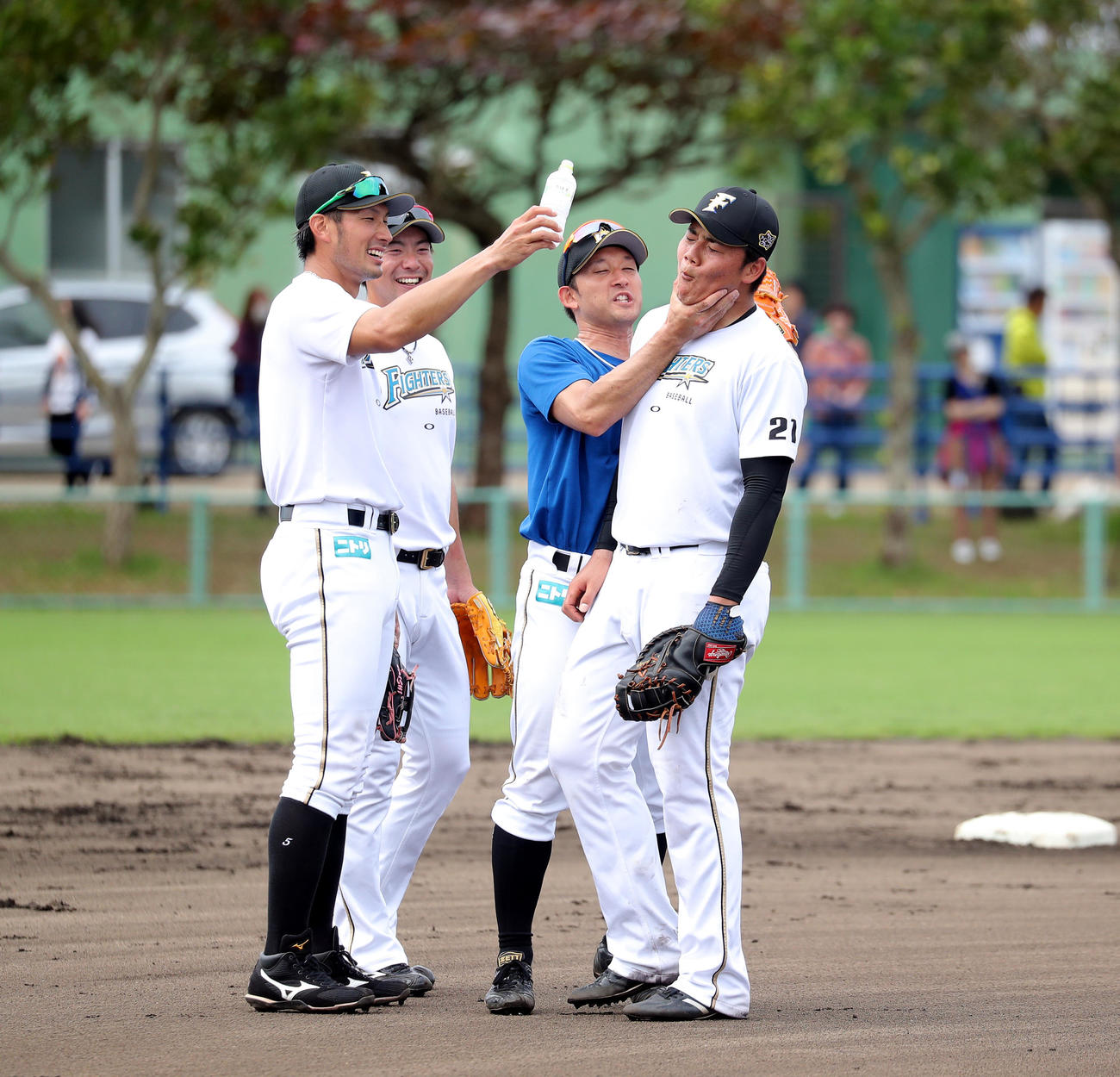 19年、大田泰示（左）に水を飲ませてもらい杉谷拳士（左から3人目）に絡まれる清宮幸太郎
