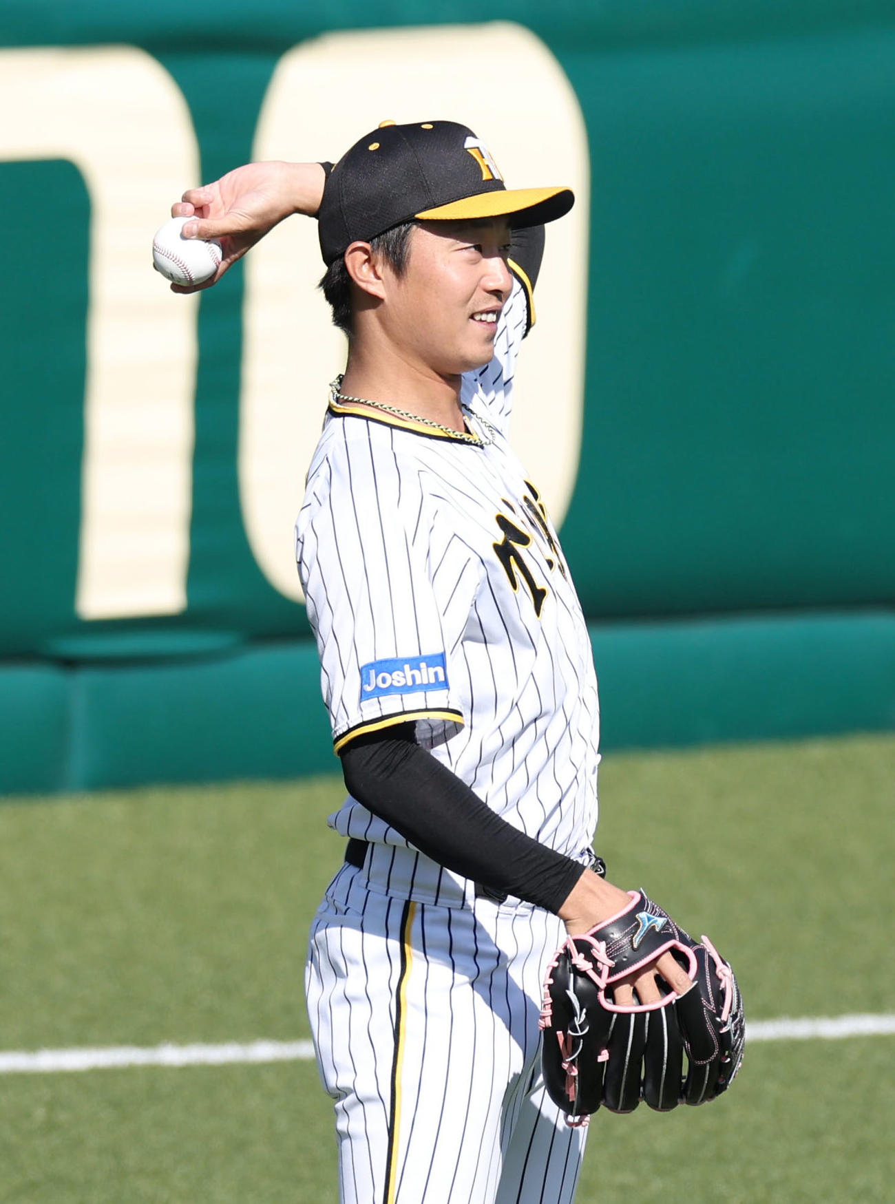 キャッチボールで笑顔をみせる阪神島本（撮影・前田充）