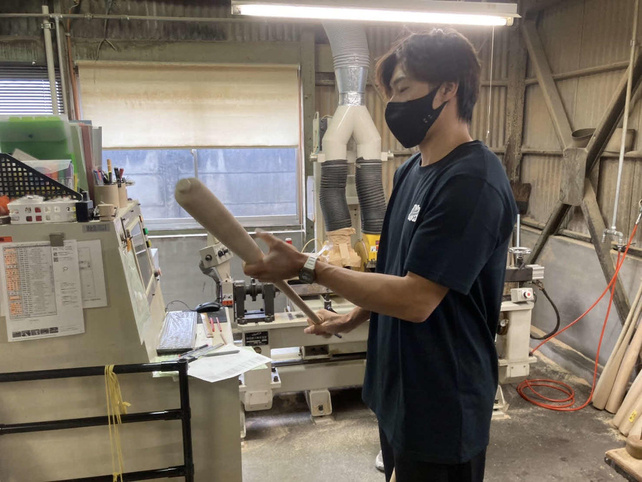 アンダーアーマーのバット工場を訪れたソフトバンク柳田