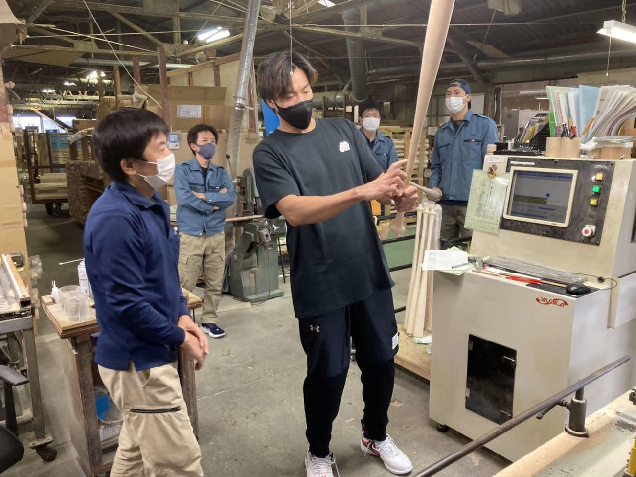 アンダーアーマーのバット工場を訪れたソフトバンク柳田
