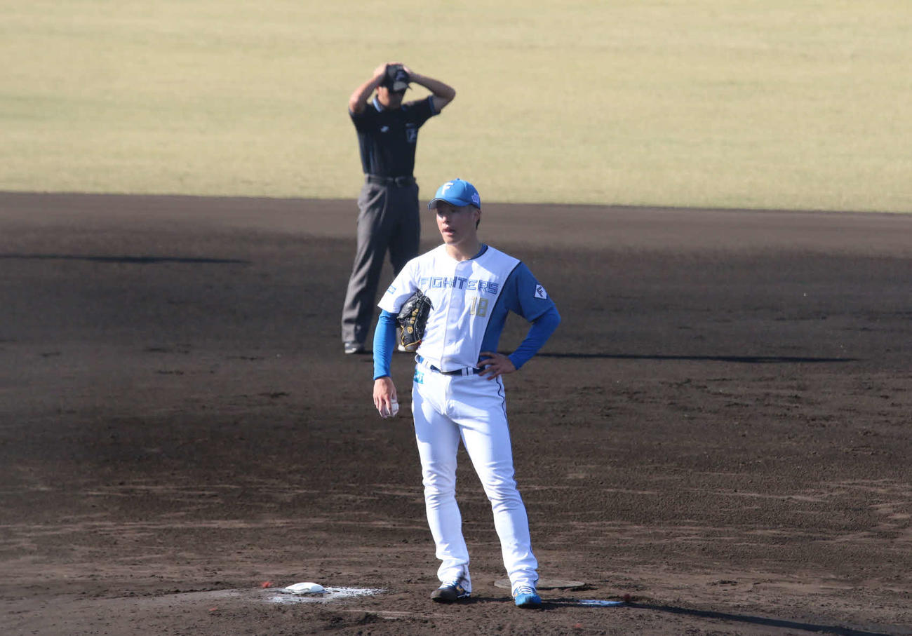 ふがいない投球に、自分にいら立つ日本ハム吉田（撮影・中島宙恵）