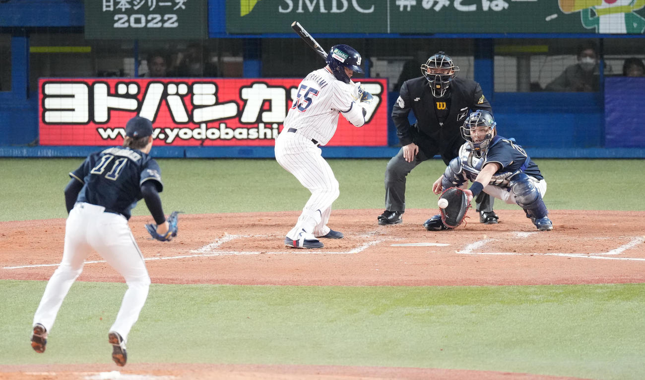 ヤクルト対オリックス　4回裏ヤクルト1死一塁、四球を選ぶ村上。投手山崎福（撮影・鈴木みどり）