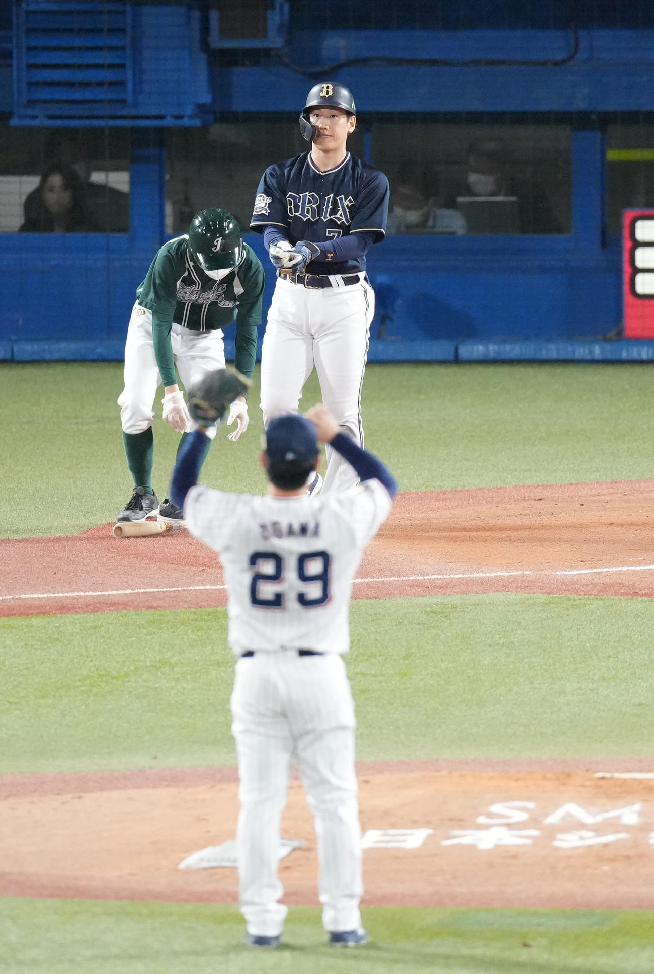ヤクルト対オリックス　6回表オリックス2死二塁、申告敬遠で一塁へ向かう吉田正。投手小川（撮影・鈴木みどり）