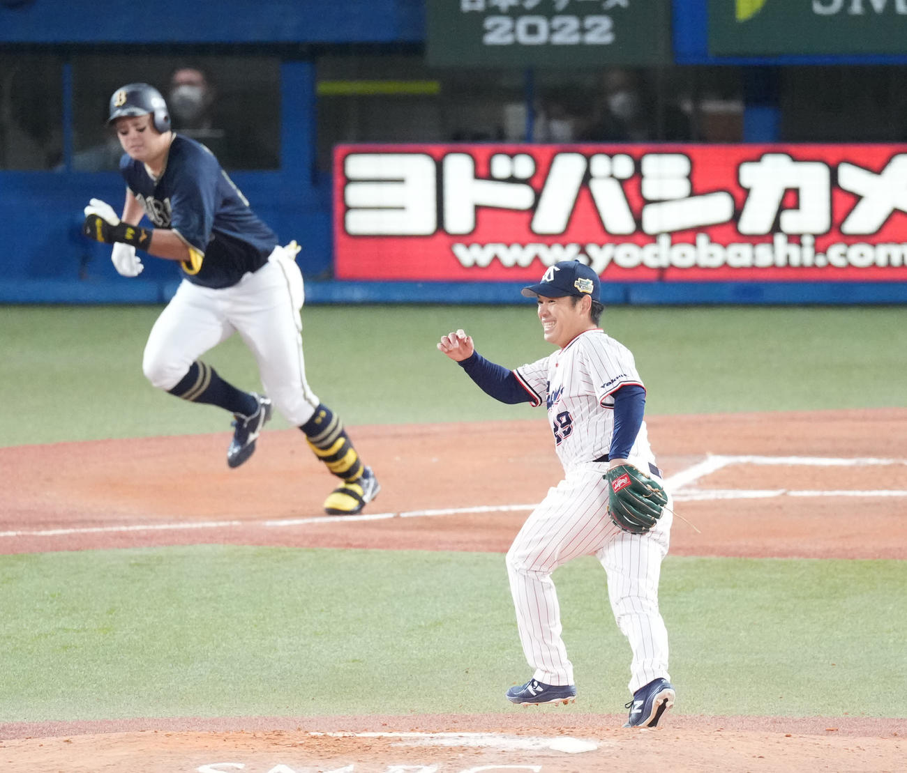 ヤクルト対オリックス　6回表オリックス2死一、二塁、杉本に先制の右前適時打を浴びる小川（撮影・鈴木みどり）