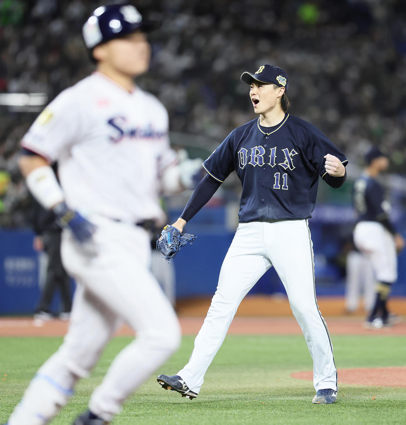 ヤクルト対オリックス　4回裏ヤクルト2死一、三塁、中村（左）を左飛に仕留めガッツポーズする山崎福（撮影・足立雅史）