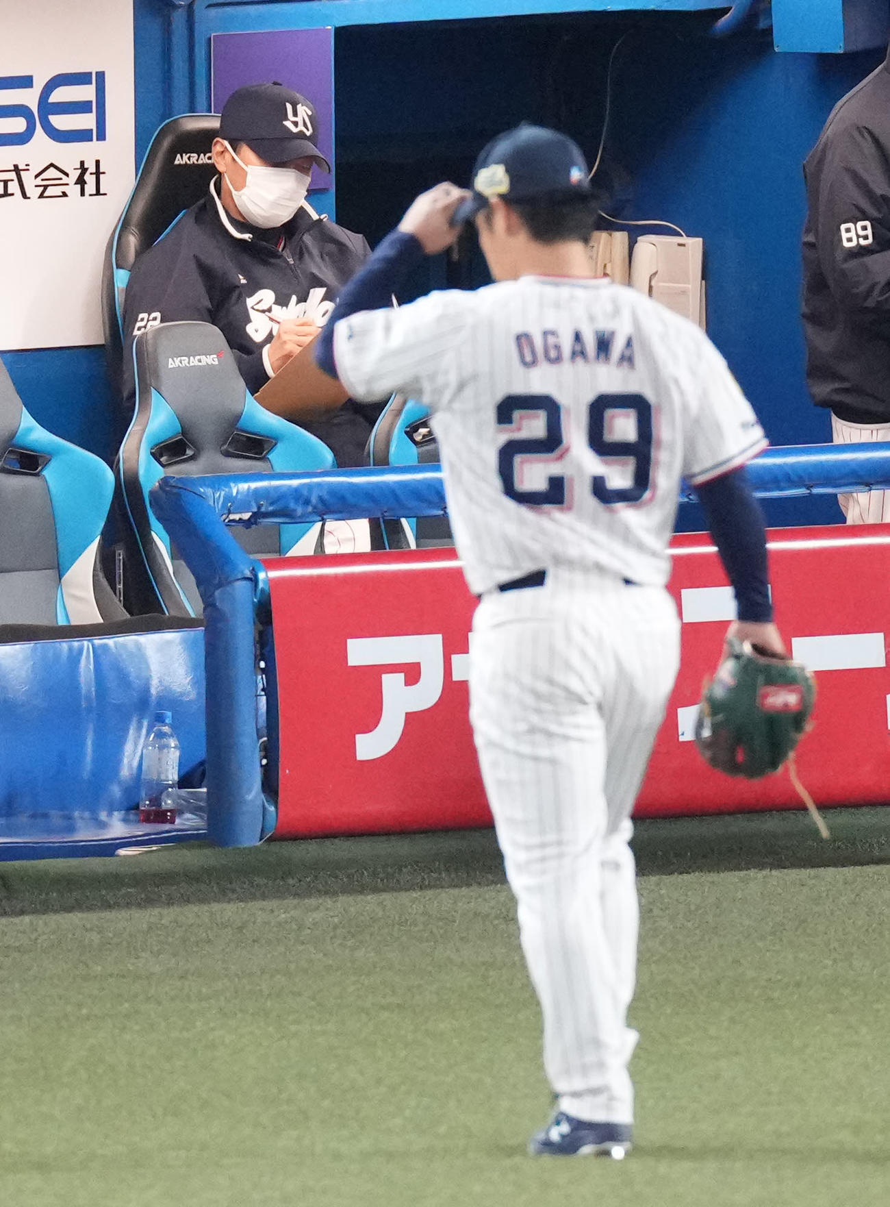 ヤクルト対オリックス　6回表に先制を許しベンチへ戻るヤクルト小川（手前）と浮かない表情の高津監督（撮影・鈴木みどり）