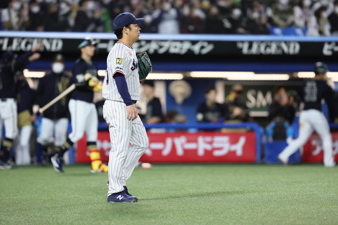 ヤクルト対オリックス　6回表オリックス2死一、二塁、杉本に右前適時打を許した小川（撮影・足立雅史）