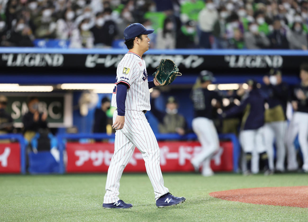 ヤクルト対オリックス　6回表オリックス2死一、二塁、杉本に右前適時打を許した小川（撮影・足立雅史）