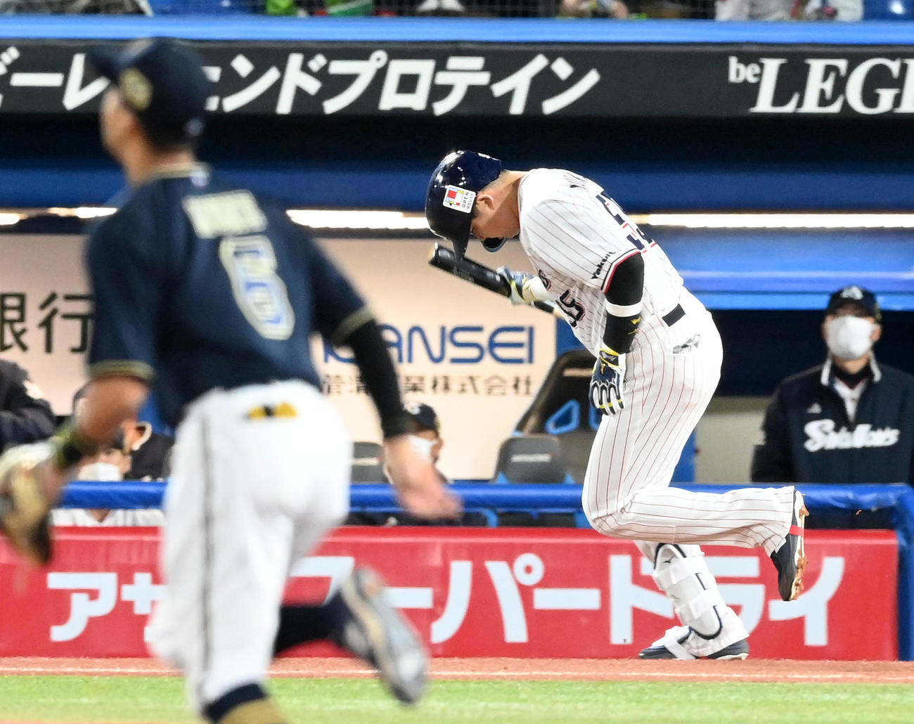 2回裏ヤクルト無死、一飛に倒れ悔しがる村上（撮影・前岡正明）