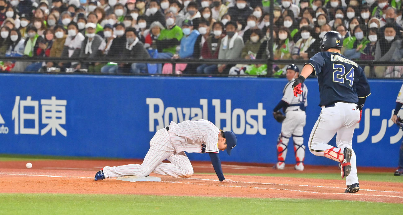 9回表オリックス無死一塁、一塁ベースカバーの山田はマクガフの悪送球を捕球できず（撮影・和賀正仁）