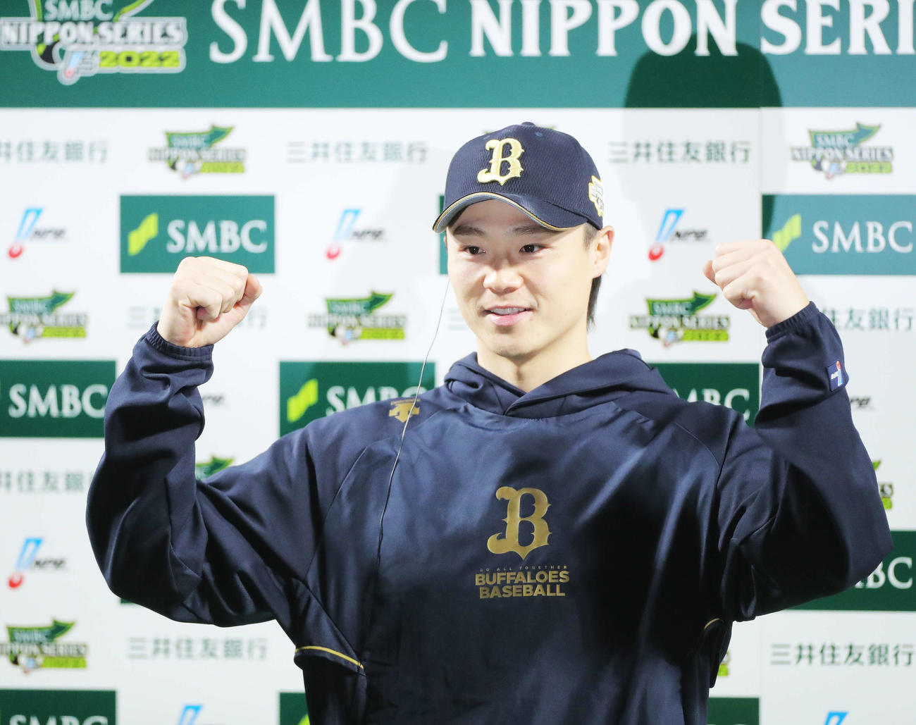 ヤクルト対オリックス　ヤクルトに勝利し、お立ち台でガッツポーズする山崎福（撮影・河田真司）