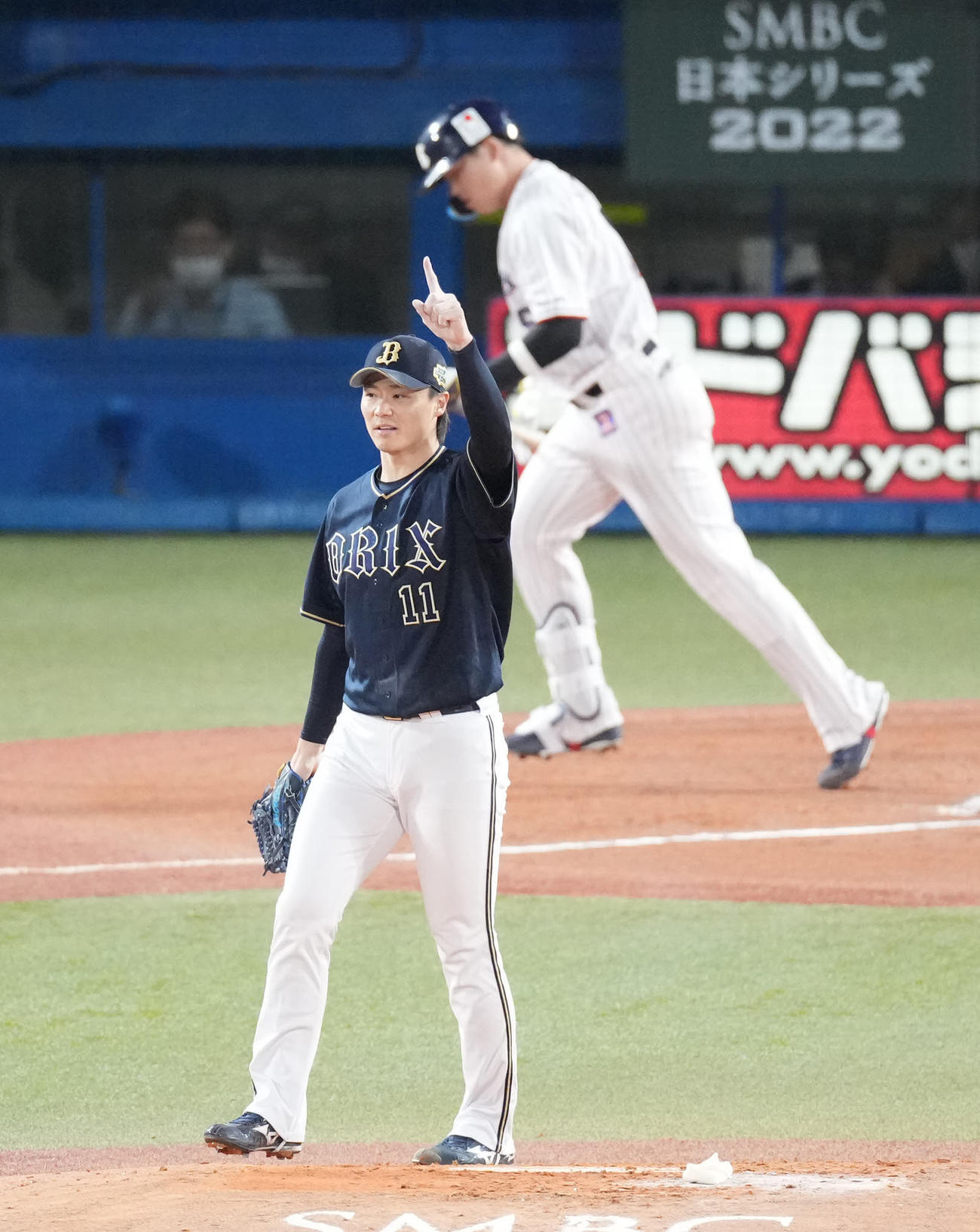 ヤクルト対オリックス　2回裏ヤクルト無死、村上を一飛に仕留め、打球を指さす山崎福（撮影・鈴木みどり）