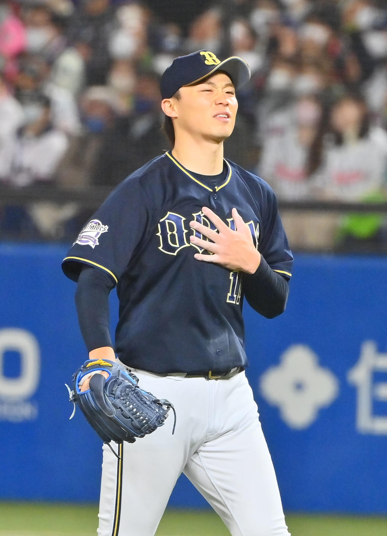 ヤクルト対オリックス　4回裏ヤクルト2死一、三塁、中村を左飛に打ち取り胸をなで下ろす山崎福（撮影・和賀正仁）