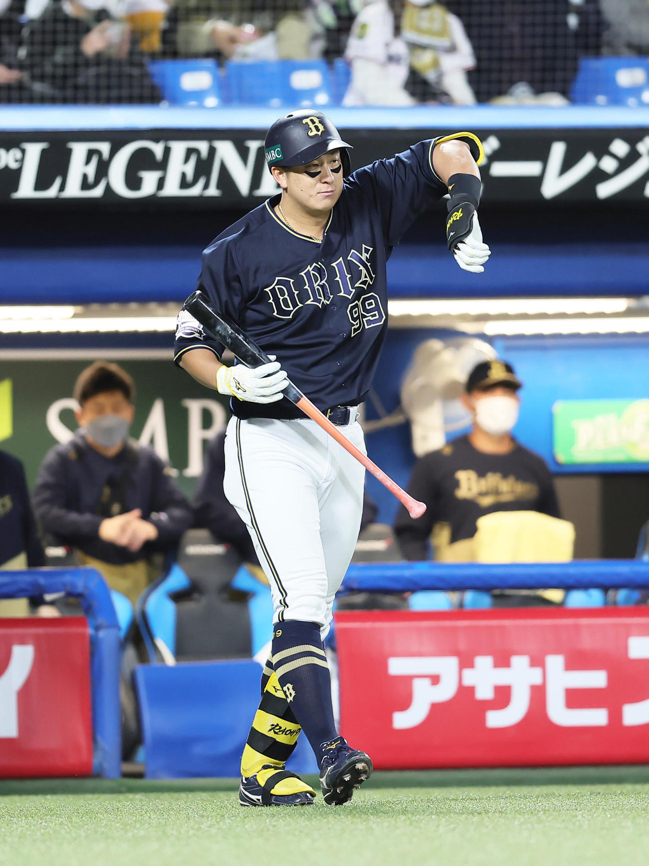 ヤクルト対オリックス　6回表オリックス2死二塁、前打者吉田正が申告敬遠され打席に向かう杉本（撮影・足立雅史）