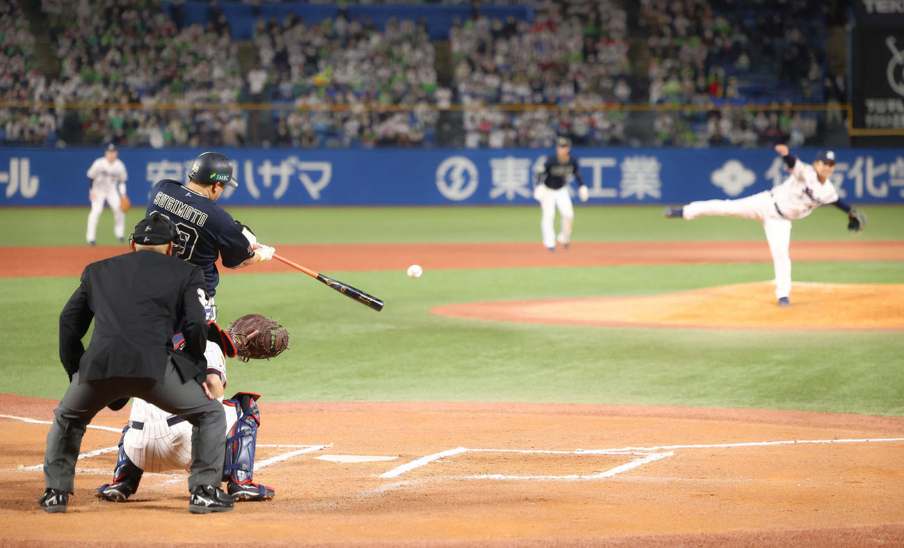 ヤクルト対オリックス　6回表オリックス2死一、二塁、右前先制適時打を放つ杉本。投手小川（撮影・河田真司）