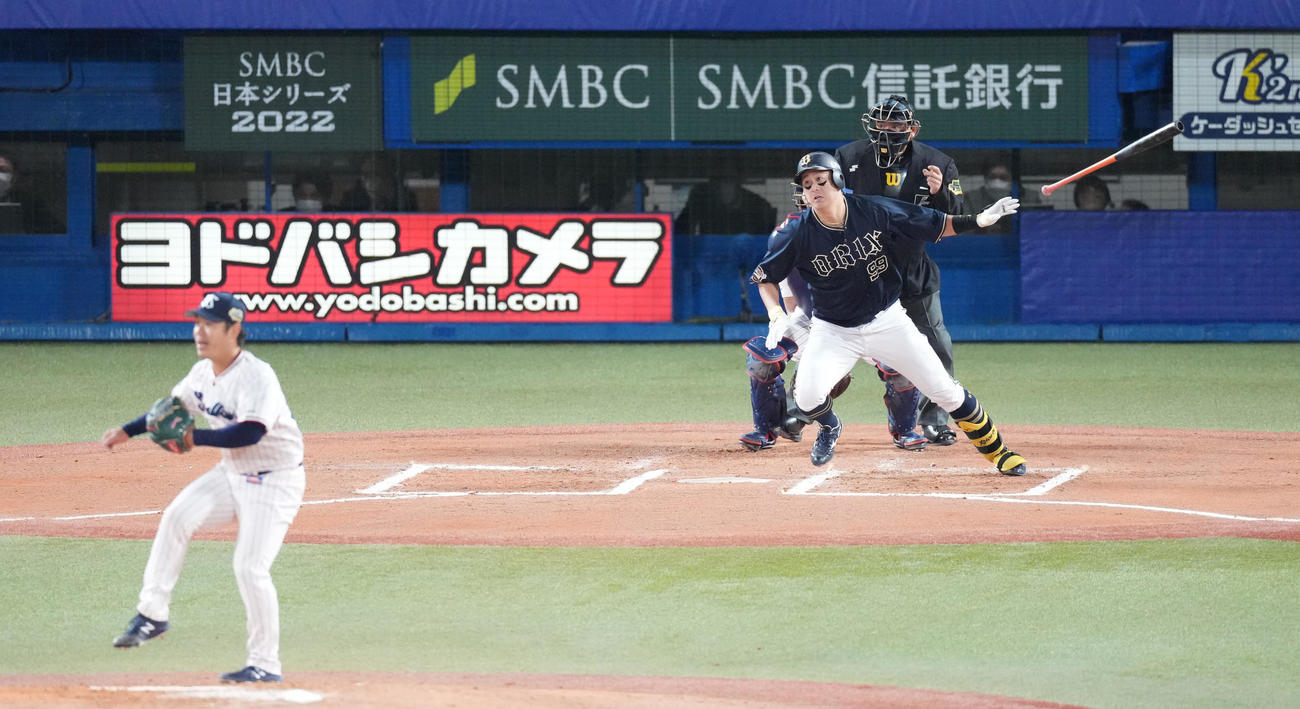 ヤクルト対オリックス　6回表オリックス2死一、二塁、先制の右前適時打を放つ杉本。投手小川（撮影・鈴木みどり）