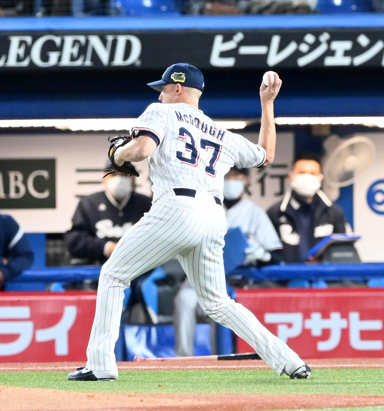 ヤクルト対オリックス　9回表オリックス無死一塁、紅林の投前送りバントをカクガフが一塁へ悪送球、適時失策となる（撮影・前岡正明）