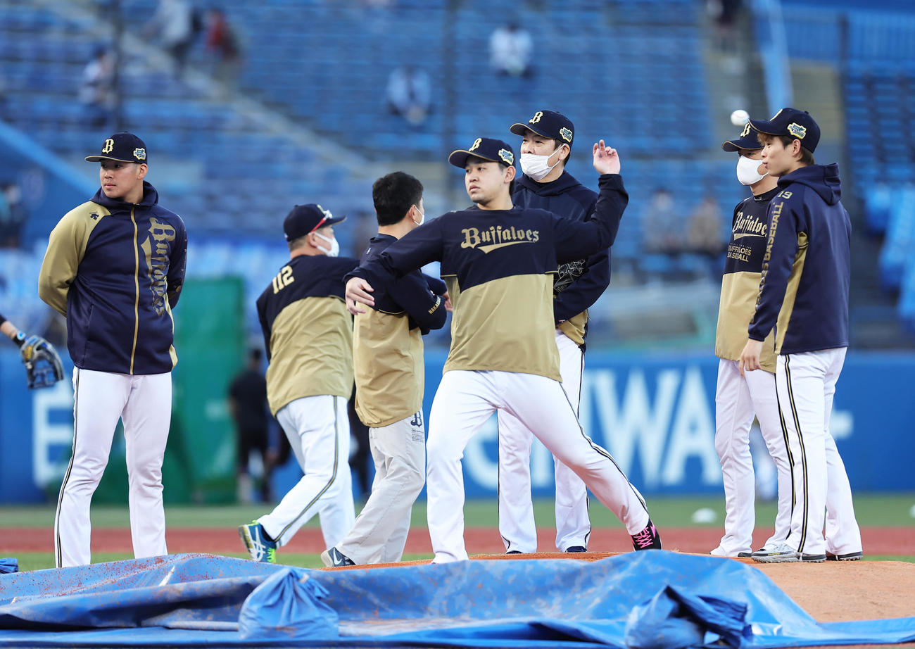 練習中、マウンドの感触を確かめるオリックス宮城（中央）（撮影・足立雅史）
