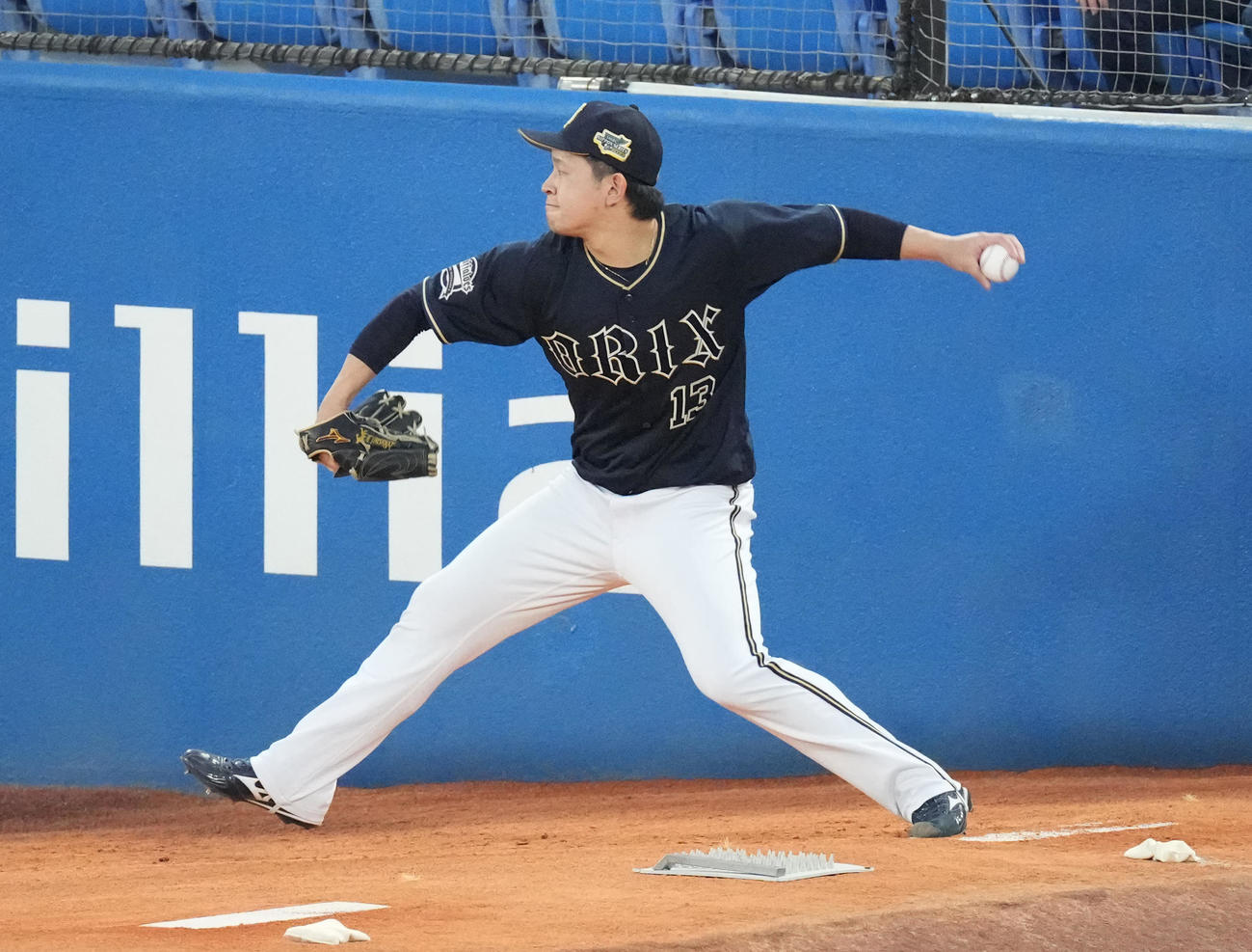 ヤクルト対オリックス　ブルペンで投球するオリックス宮城（撮影・鈴木みどり）