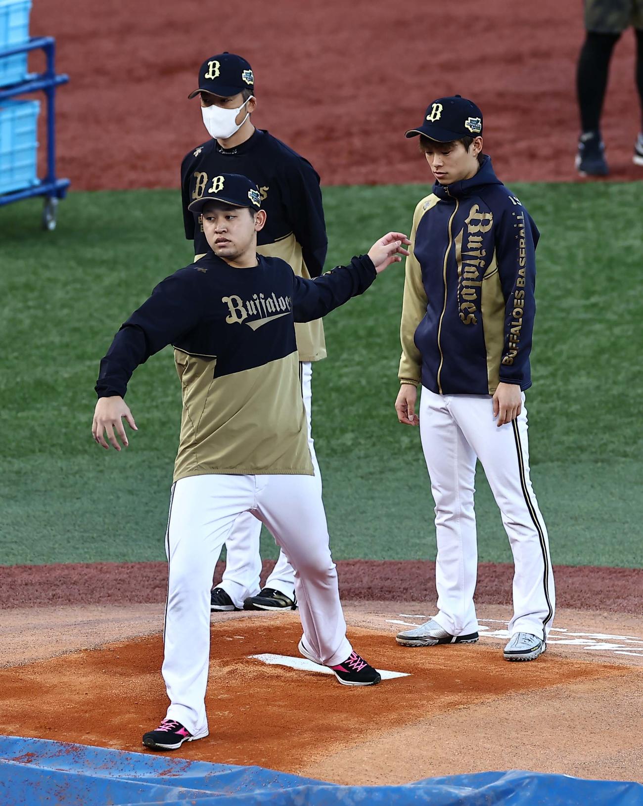 宮城（左）と山岡（右）は神宮球場のマウンドを確認する（撮影・上田博志）