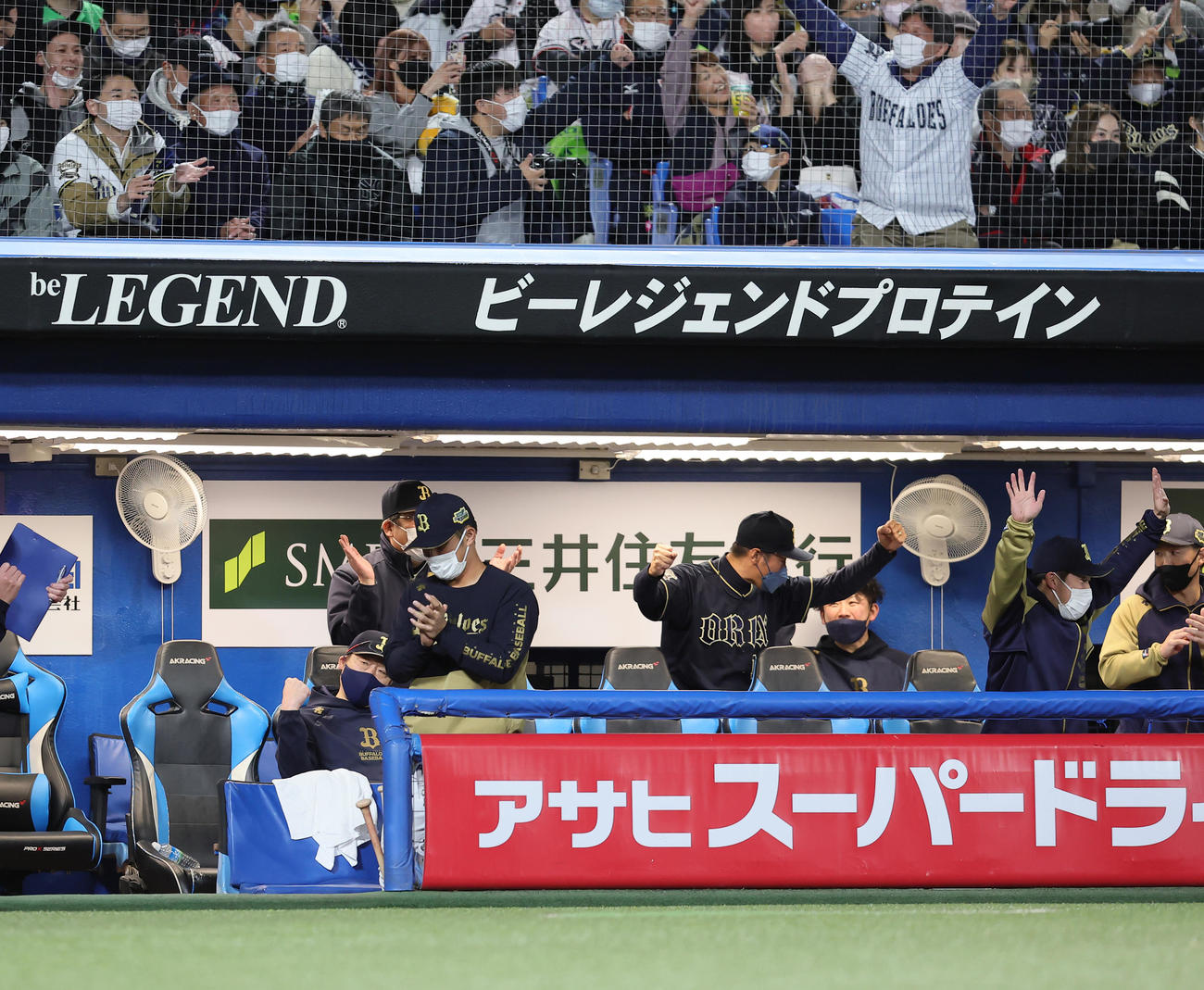 ヤクルト対オリックス　勝利しガッツポーズするオリックス中嶋監督（左端）（撮影・足立雅史）