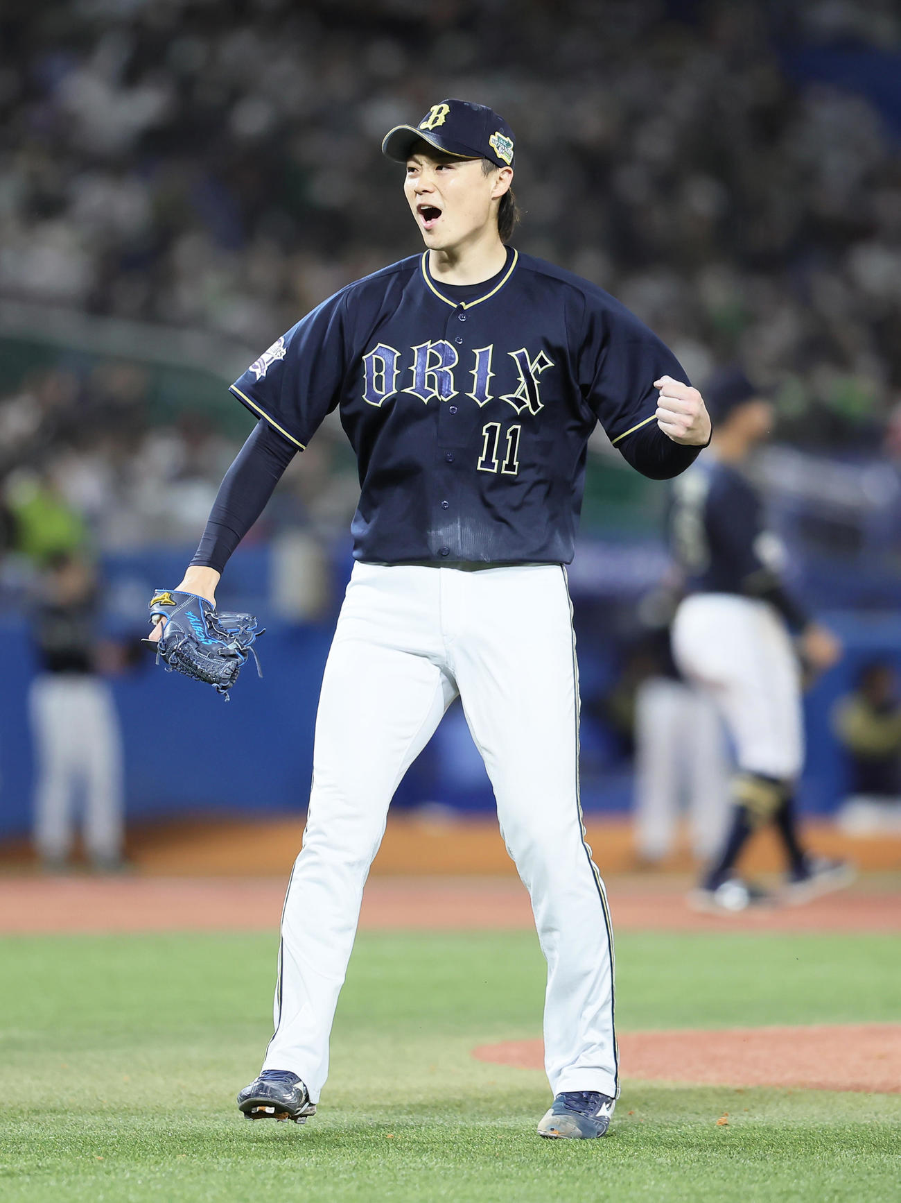 ヤクルト対オリックス　4回裏ヤクルト2死一、三塁、中村を左飛に仕留めガッツポーズする山崎福（撮影・足立雅史）