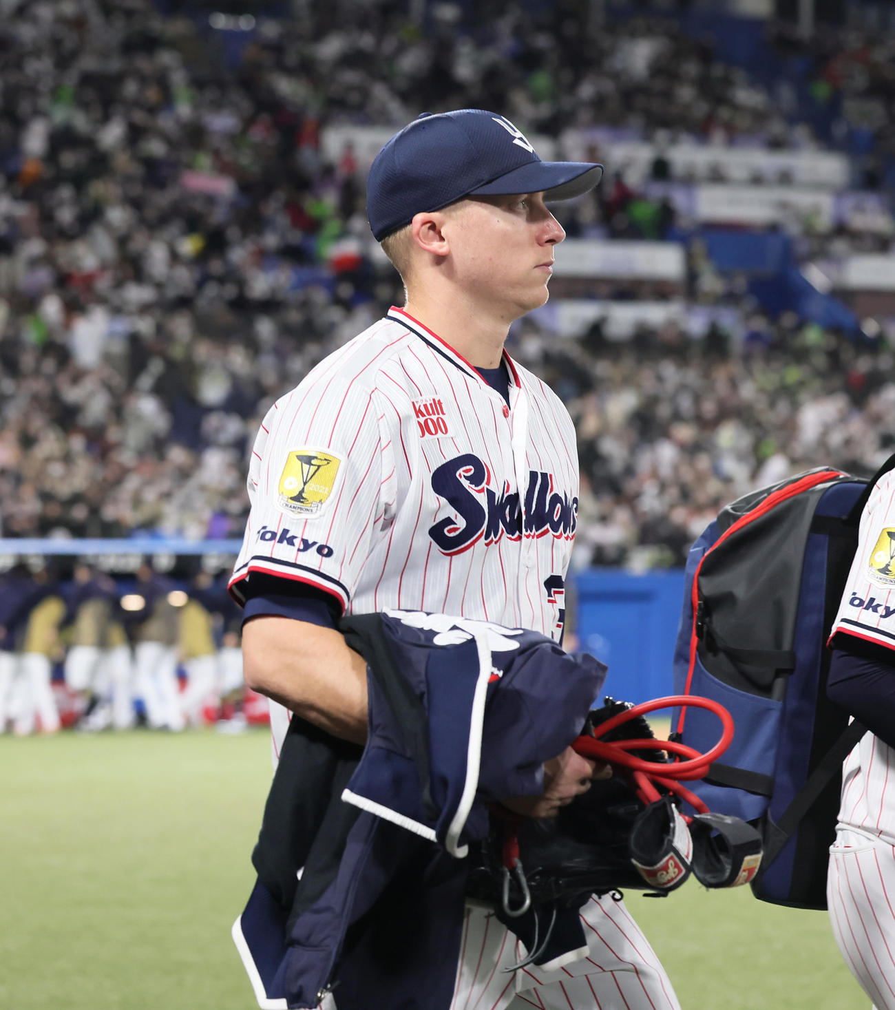ヤクルト対オリックス　敗れ引き揚げるヤクルトのマクガフ（撮影・足立雅史）