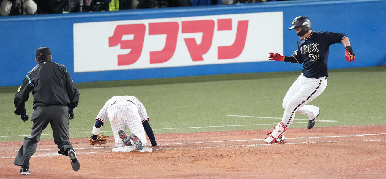 ヤクルト対オリックス　9回表オリックス無死一塁、送りバントを試みた紅林はマクガフの悪送球で出塁。一塁カバーは二塁手山田（撮影・鈴木みどり）