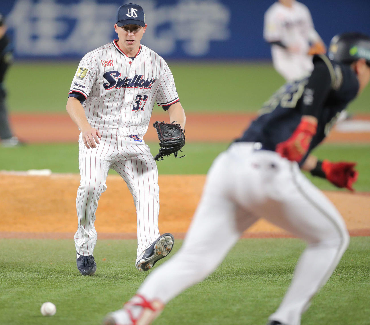 ヤクルト対オリックス　9回表オリックス無死一塁、紅林の犠打に反応するマクガフ（撮影・河田真司）
