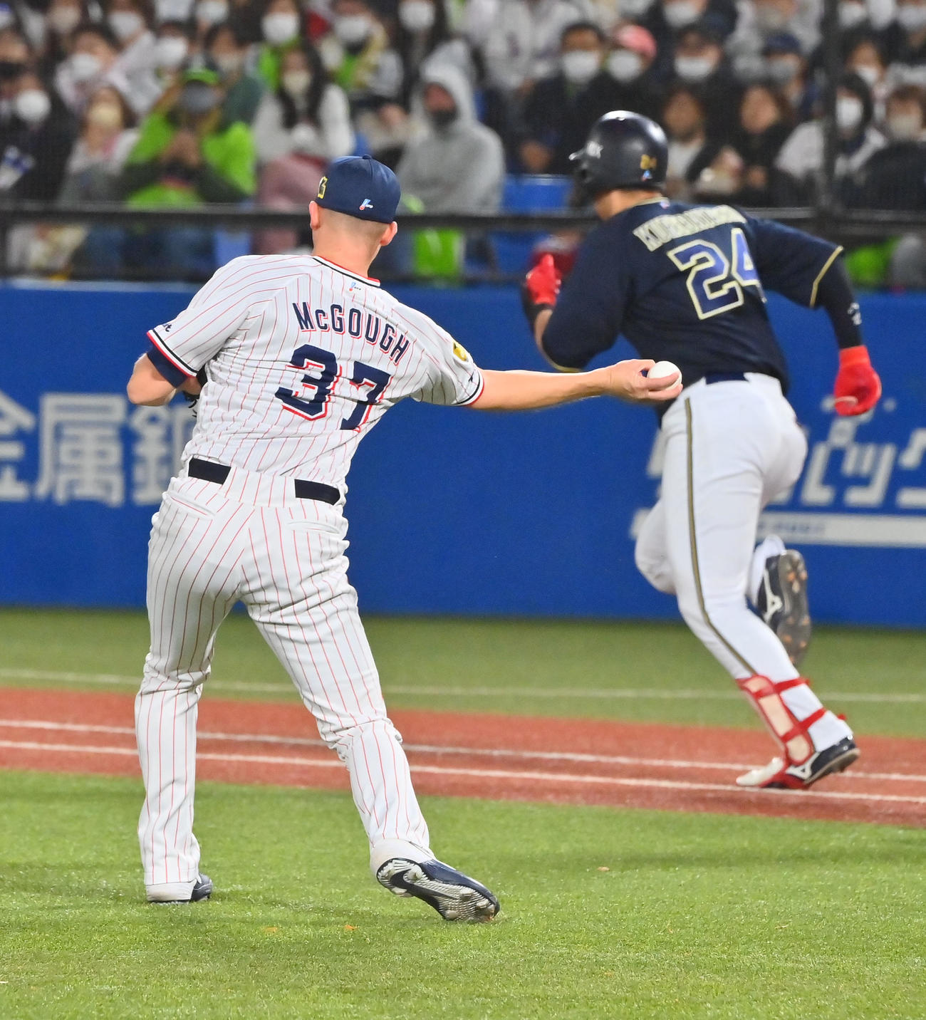 ヤクルト対オリックス　9回表オリックス無死一塁、紅林の投前送りバントを一塁悪送球するマクガフ（撮影・和賀正仁）