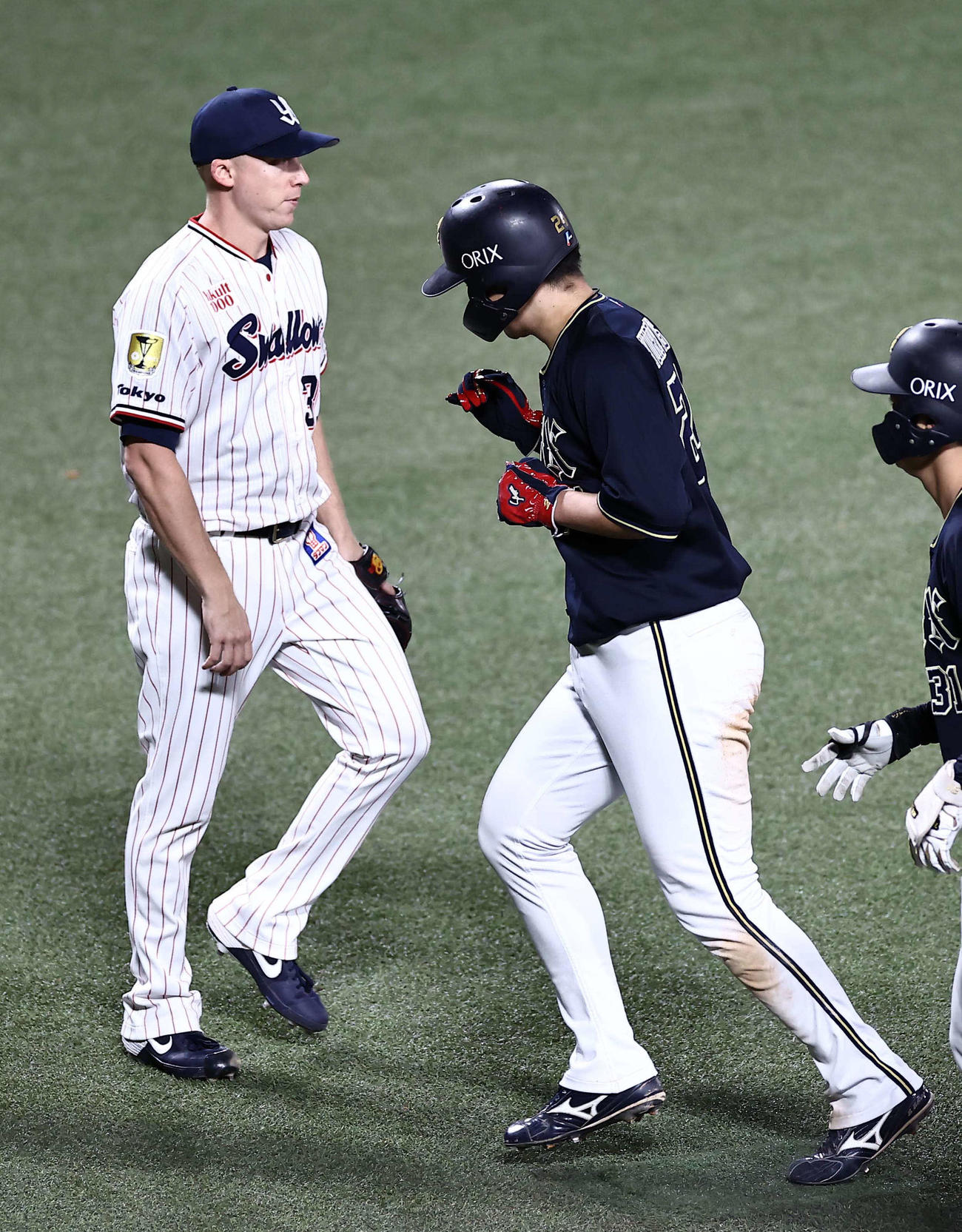 9回表オリックス1死三塁、マクガフ（左）は西野の犠飛で紅林の生還を許す（撮影・上田博志）