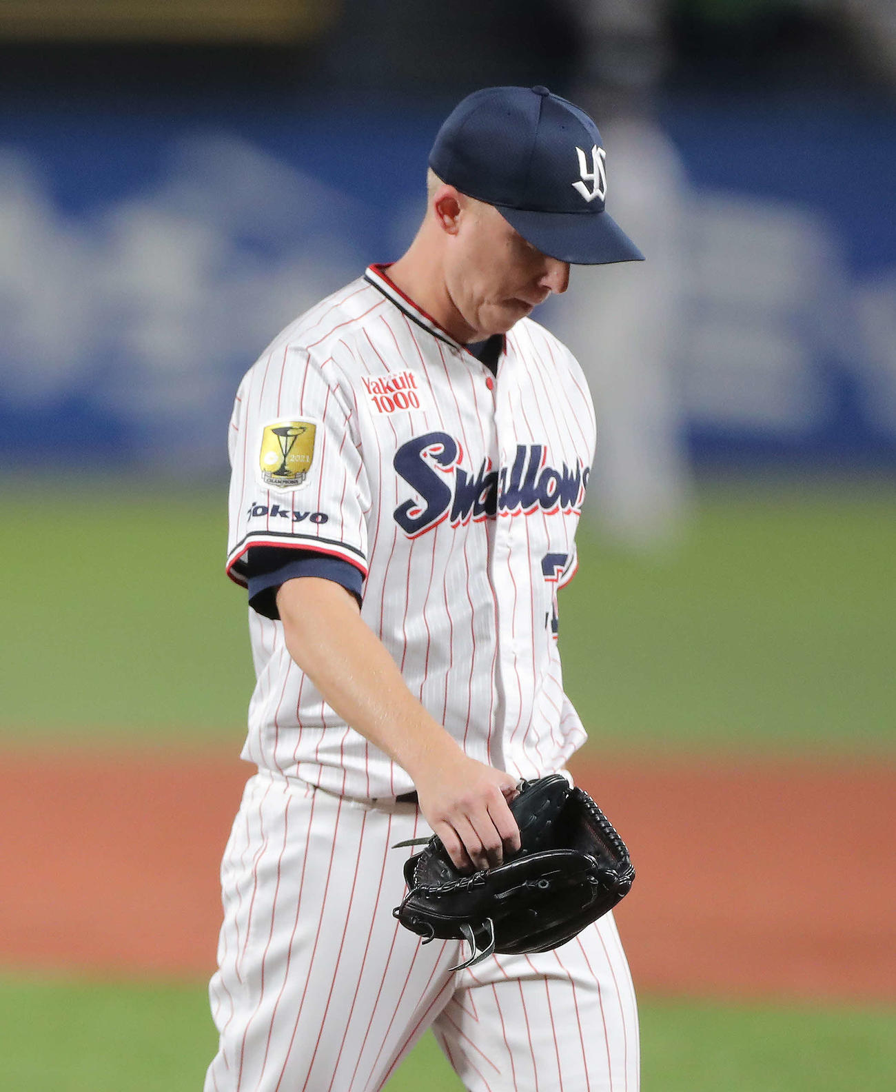 ヤクルト対オリックス　9回表オリックス2死一塁、降板するマクガフ（撮影・河田真司）