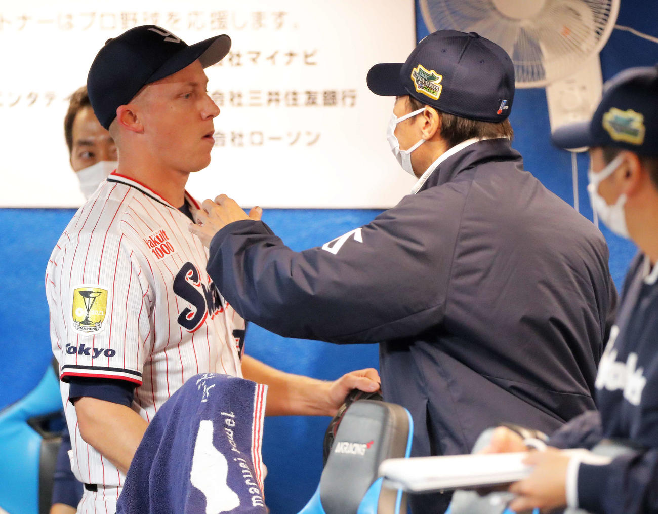 ヤクルト対オリックス　9回表オリックス2死一塁、降板したマクガフ（左）と言葉を交わす高津監督（撮影・河田真司）