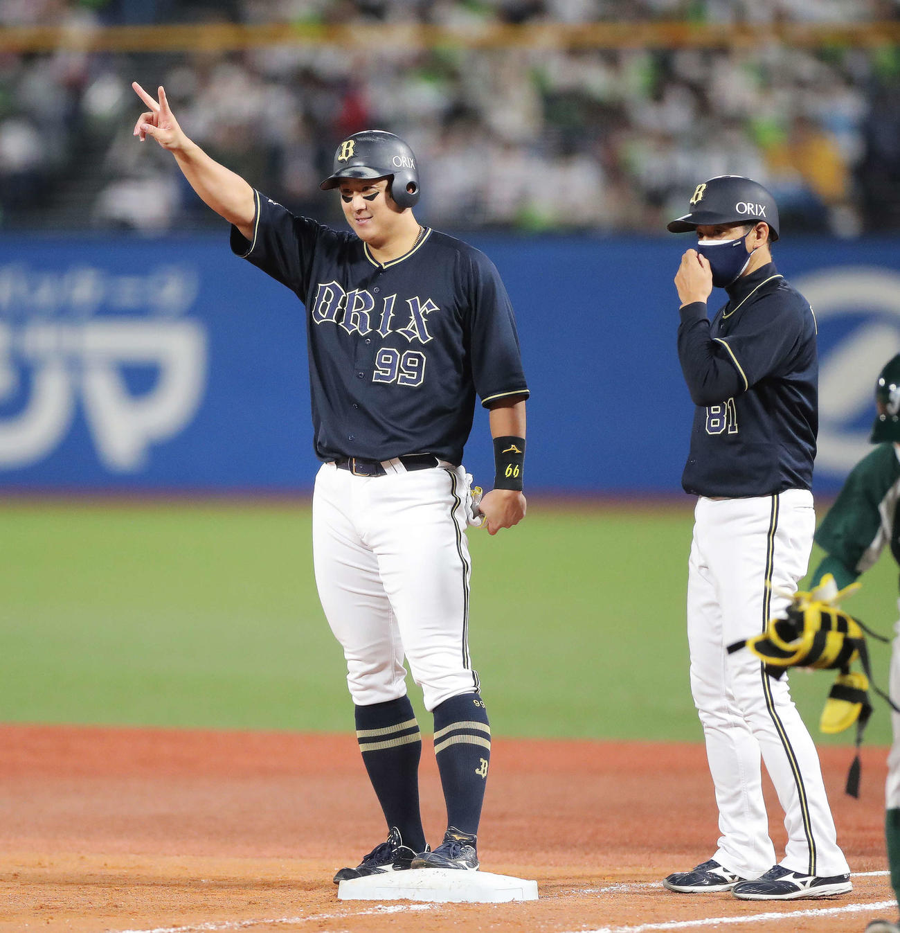 ヤクルト対オリックス　6回表オリックス2死一、二塁、右前先制適時打で出塁し、塁上でピースする杉本（撮影・河田真司）